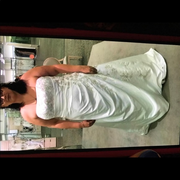 Wedding dress - Picture 1 of 2